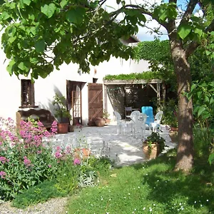 Séjour chez l'habitant Grande Maison Atypique, Le Burgaud